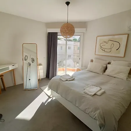 아파트 Two Bedroom - Just Renovated Great Location 니코시아