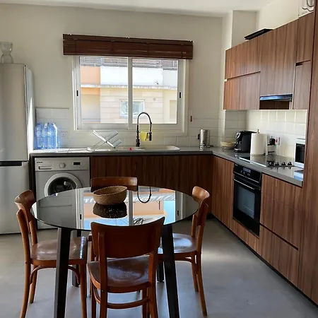 아파트 Two Bedroom - Just Renovated Great Location