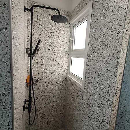 아파트 Two Bedroom - Just Renovated Great Location